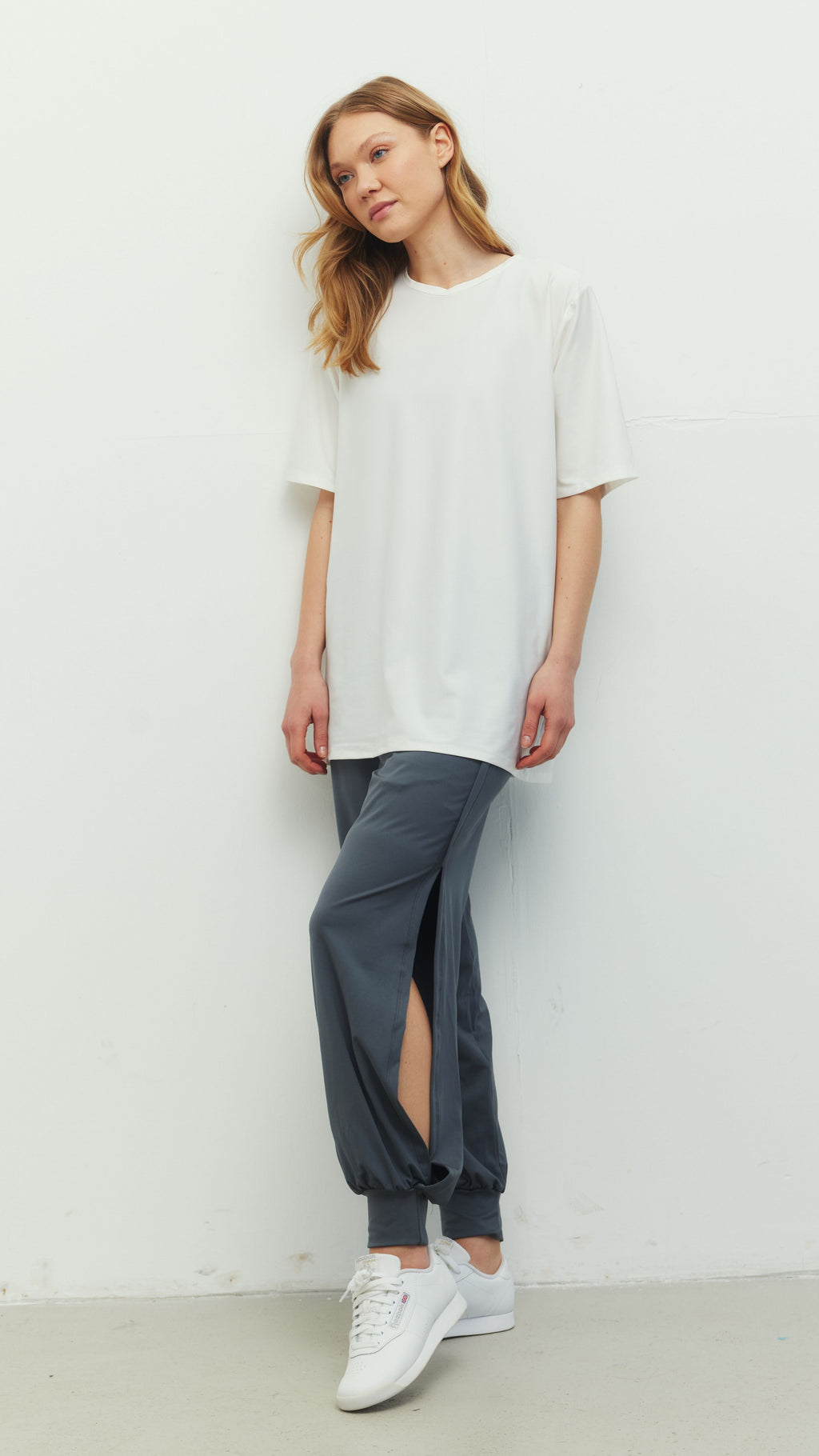 Beyaz Ludam Oversize T-Shirt ve Gri Yoga Pantolon