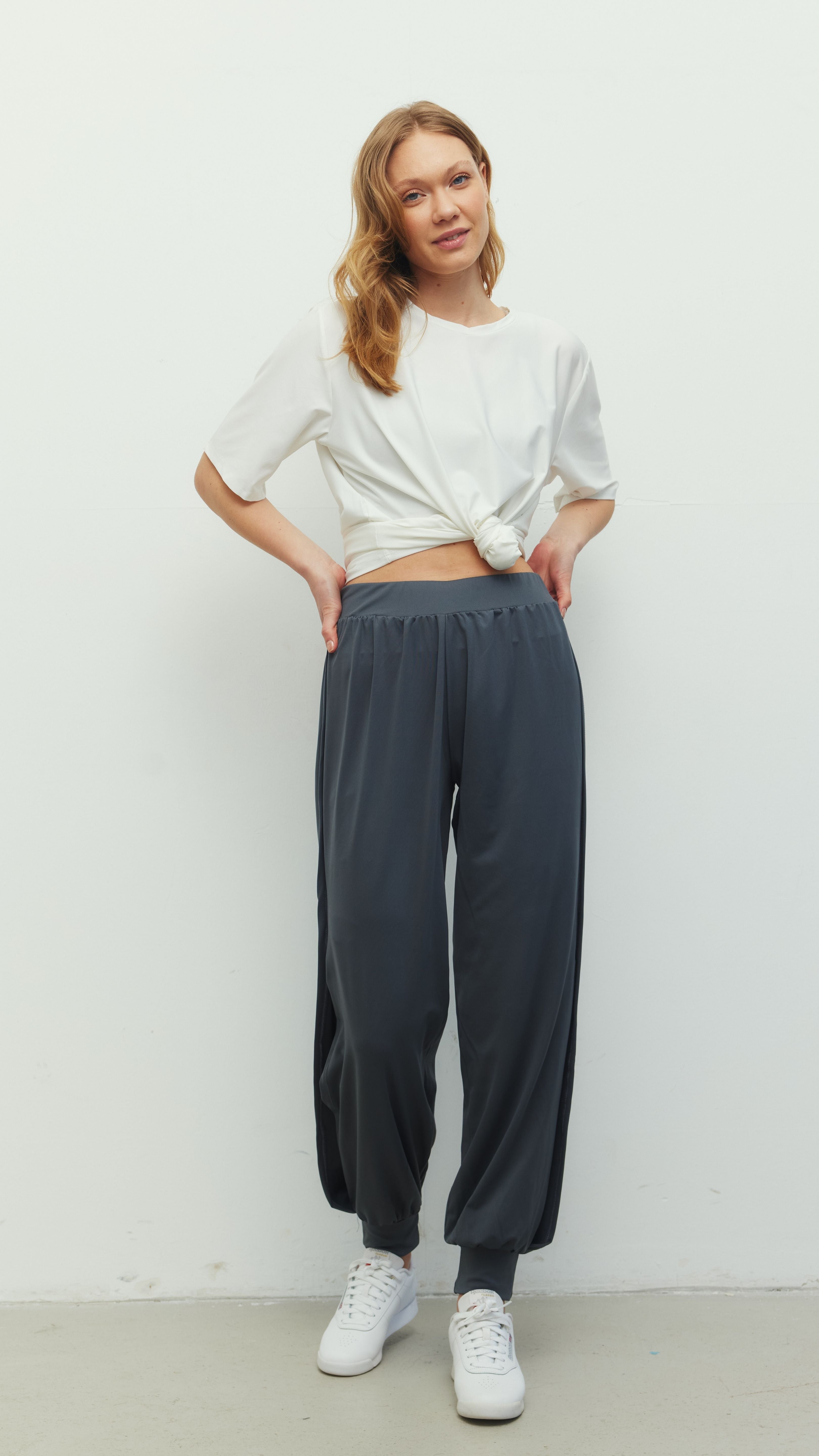 Beyaz Ludam Oversize T-Shirt ve Gri Yoga Pantolon