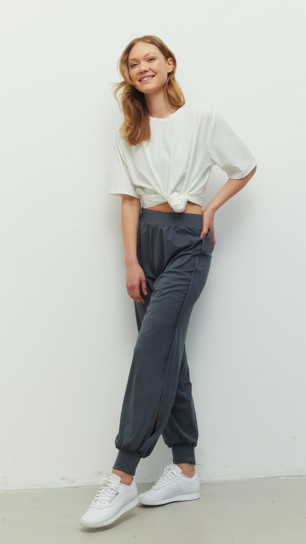 Beyaz Ludam Oversize T-Shirt ve Gri Yoga Pantolon